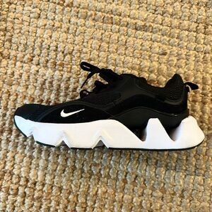 NIKE RYZ 365 size 9.5